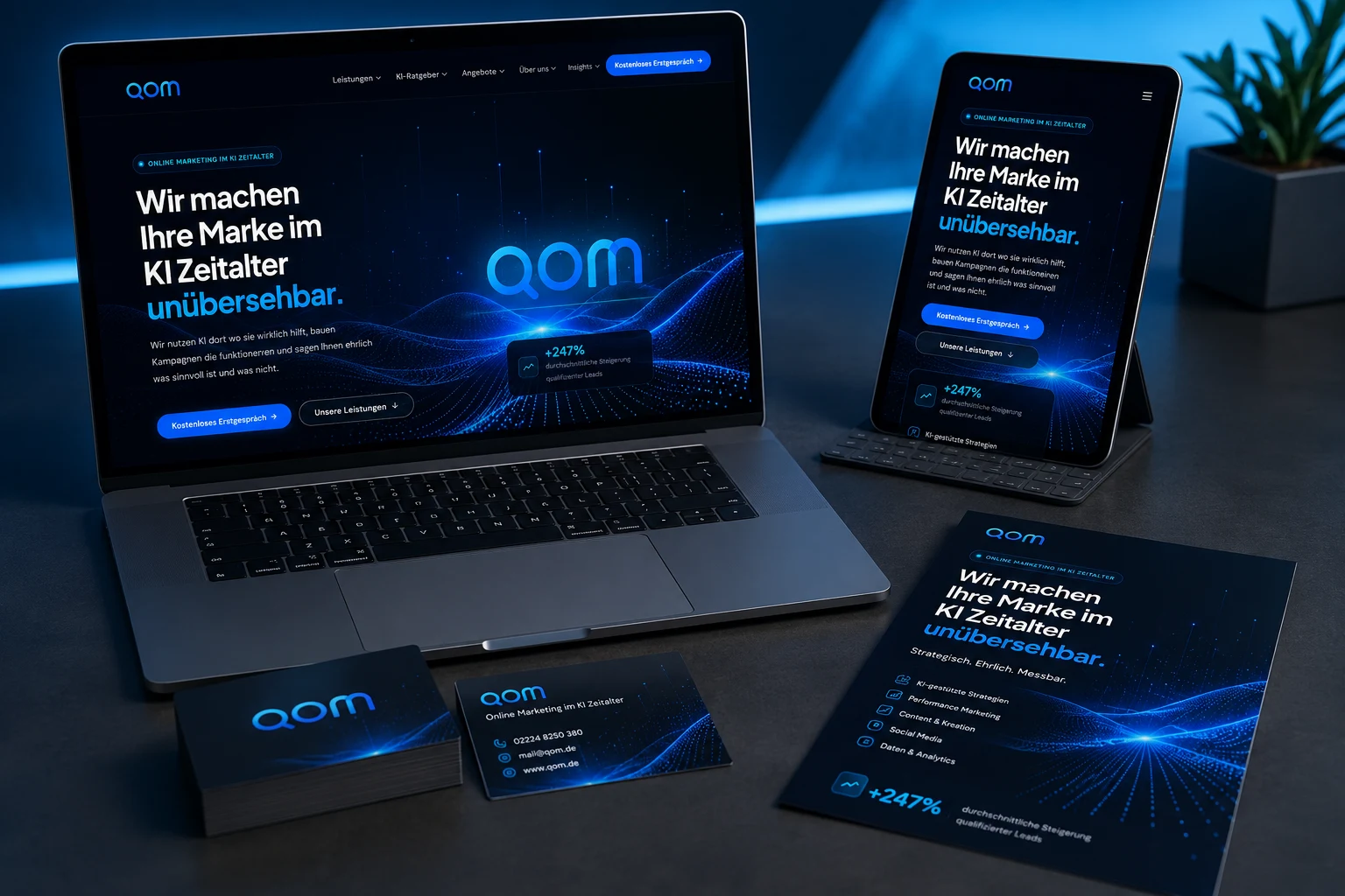 Referenz: Markenauftritt der KI-Agentur qom auf Laptop, Smartphone und Print
